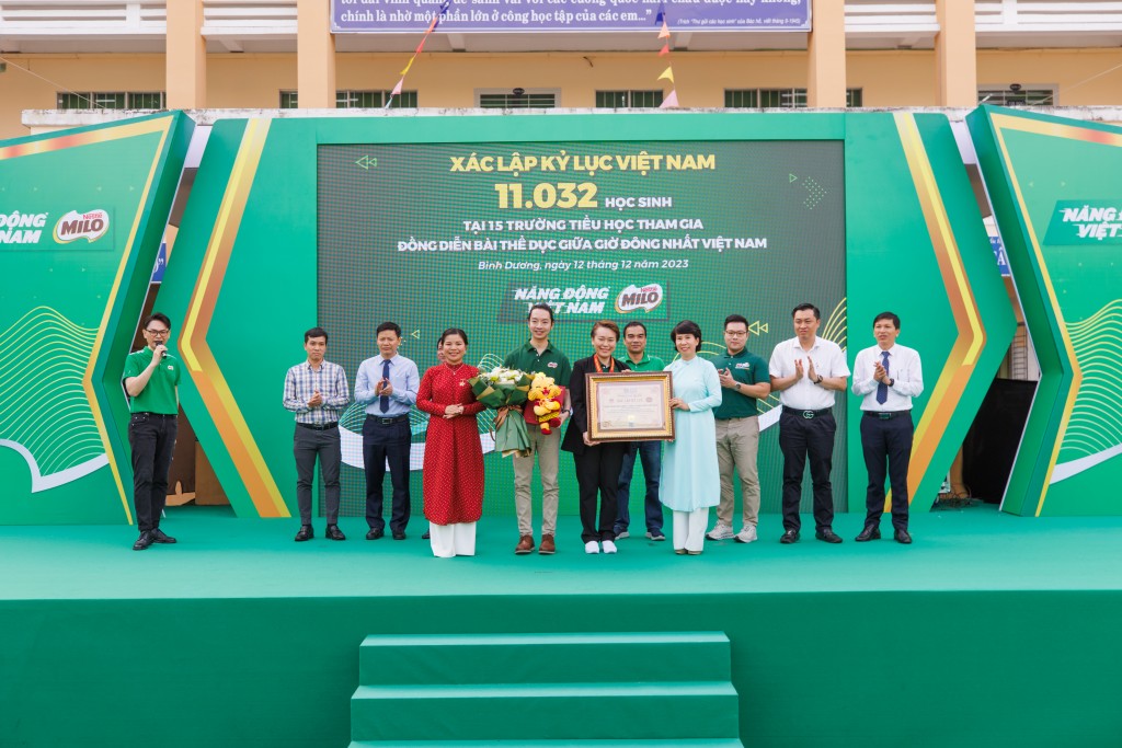 Đại diện Tổ chức Kỷ lục Việt Nam xác nhận kỷ lục kép của 11.032 em học sinh trong “Chương trình đồng diễn bài thể dục giữa giờ có số lượng học sinh tiểu học thực hiện tại 15 điểm trường cùng lúc đông nhất” cho đại diện Nestlé MILO