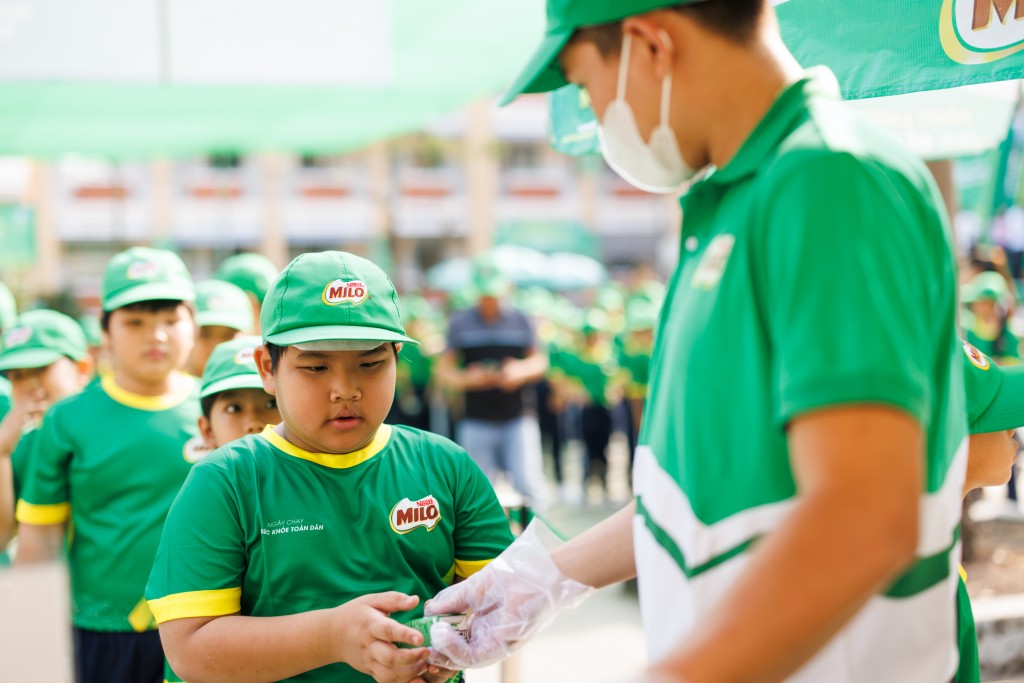 Tại sự kiện, Nestlé MILO tài trợ nhiều hạng mục bao gồm kinh phí tổ chức, đồng phục, sữa và nước uống cung cấp năng lượng bền bỉ để các em học sinh tham gia
