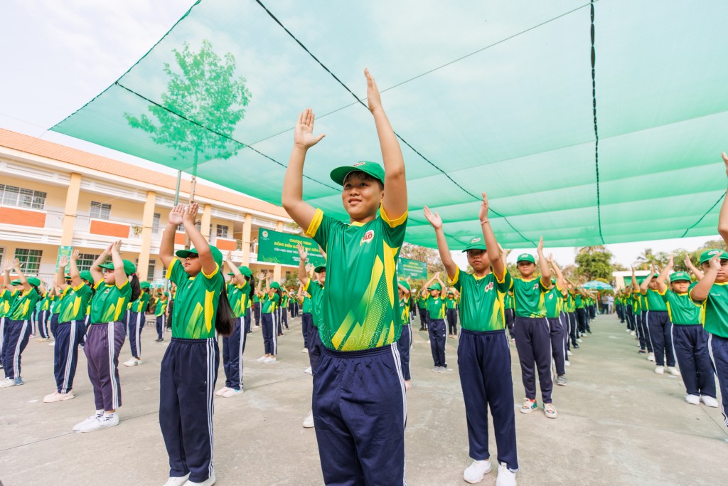 Việc tập luyện các bài tập thể dục buổi sáng và giữa giờ thường xuyên sẽ giúp trẻ phát triển thể chất, cân bằng giữa hoạt động ngoài trời và những giờ học trong lớp