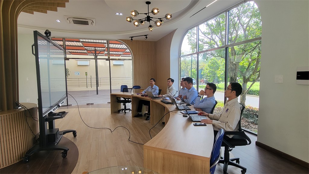 Nhóm chuyên gia, kỹ sư BSR trao đổi về công tác nghiên cứu khoa học tại NMLD Dung Quất