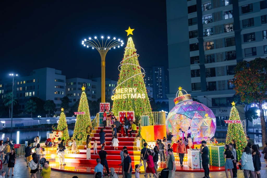 Không gian lễ hội tại hệ thống TTTM Vincom trở thành điểm đến thu hút khách hàng dịp Giáng sinh và Năm mới 2024