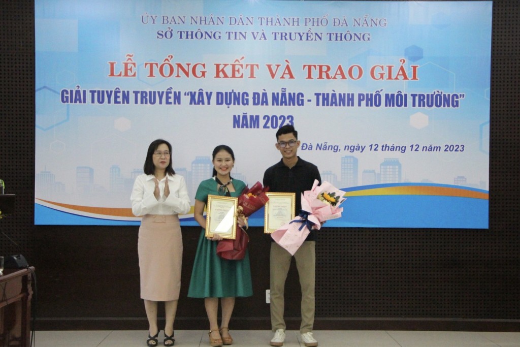 bà Nguyễn Thu Phương, Phó Giám đốc Sở Thông tin và Truyền thông TP Đà Nẵng trao giải Nhất cho các tác giả 