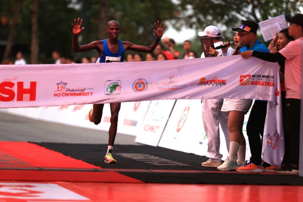 Hạng nhất nam chung cuộc nhóm tuổi cự ly Marathon,  vận động viên Yebei Edwin Kiptoo, người Kenya