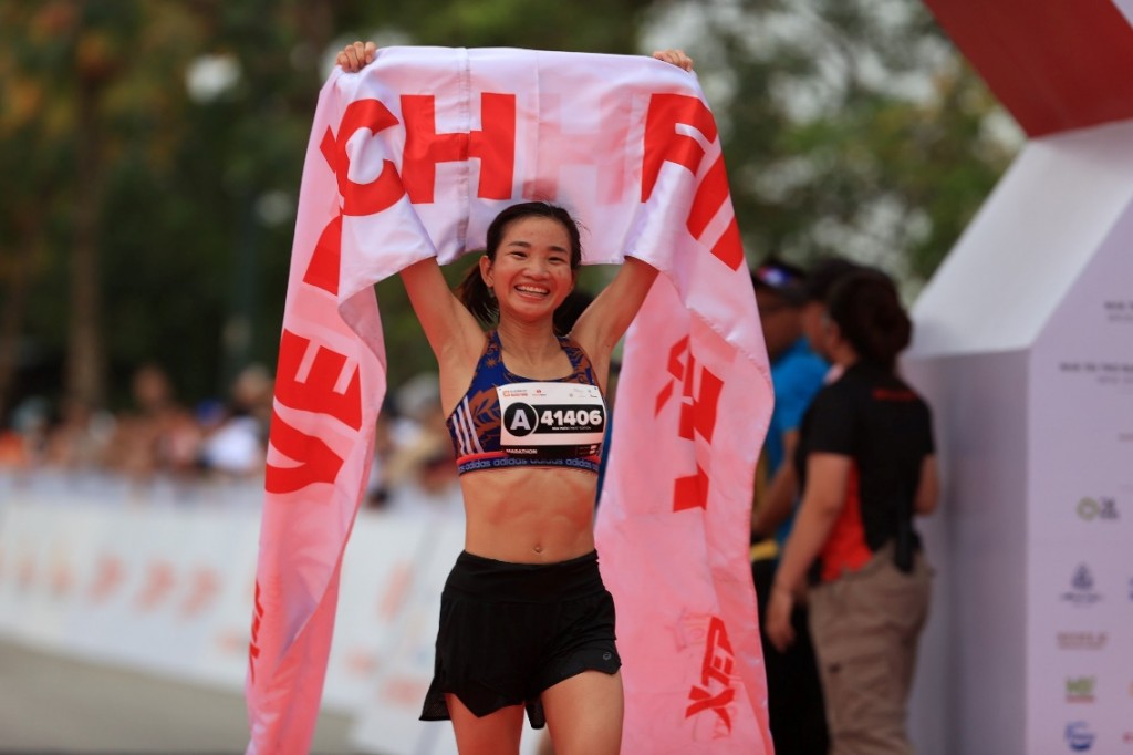 Hạng nhất nữ chung cuộc nhóm tuổi cự ly Marathon,  vận động viên Nguyễn Thị Oanh, người Việt Nam