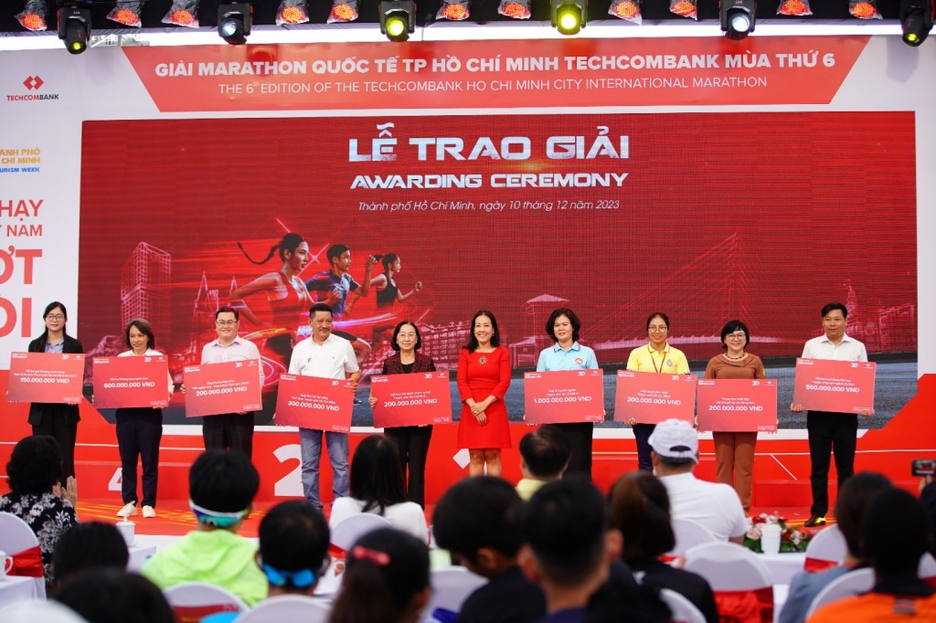 Tại Lễ Bế mạc, Bà Thái Minh Diễm Tú –Giám đốc Khối Tiếp thị Techcombank đã trao tặng 3,7 tỷ đồng cho các Quỹ hỗ trợ tại TP.Hồ Chí Minh