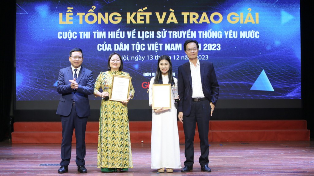 Các tác giải đoạt giải Nhì được khen thưởng 