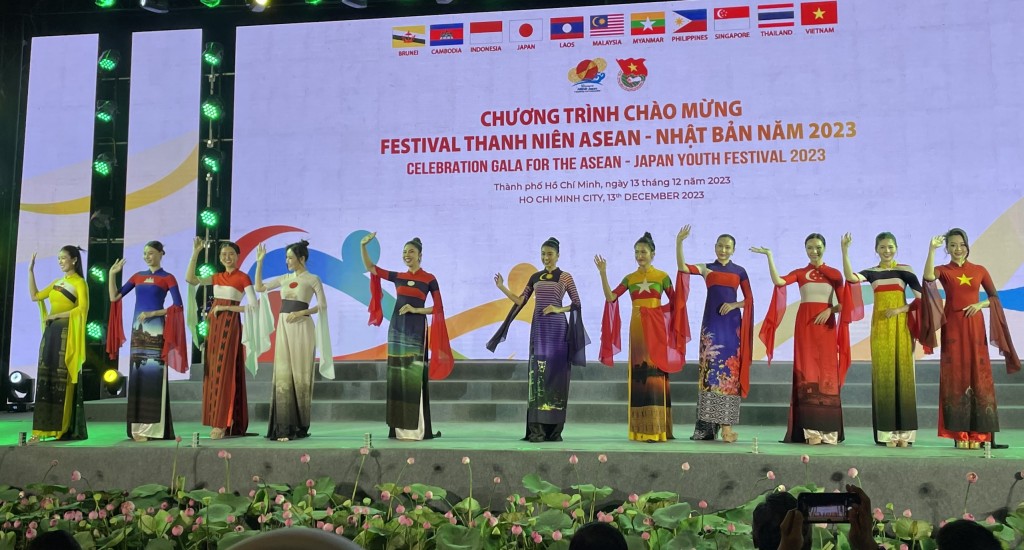 Tiết mục trình diễn áo dài theo quốc kỳ các nước ASEAN và Nhật Bản rất độc đáo