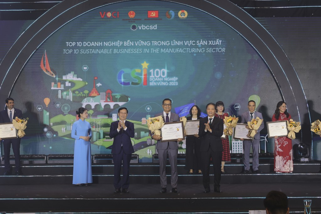 Ông Binu Jacob, Tổng Giám đốc Nestlé Việt Nam nhận chứng nhận doanh nghiệp bền vững nhất Việt Nam trong lĩnh vực sản xuất