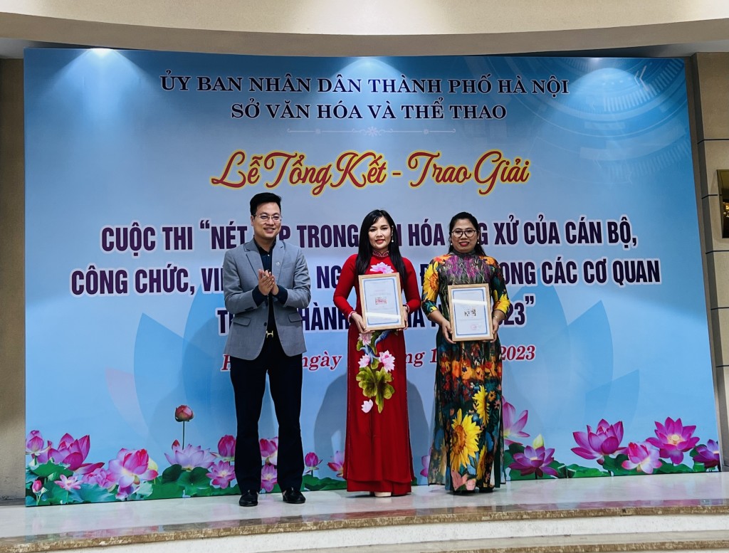 Đồng chí Trần Quang Hưng - Phó Bí thư Thành đoàn Hà Nội trao giải Nhì tới tác giả đạt giải ở nội dung ảnh đơn