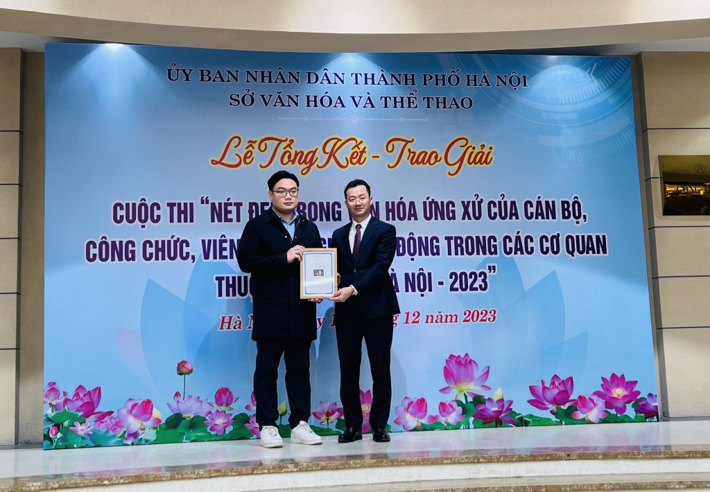 Đồng chí Phạm Xuân Tài - Phó Giám đốc Sở Văn hóa và Thể thao Hà Nội trao giải Nhất cho tác giả đạt giải ở nội dung ảnh đơn