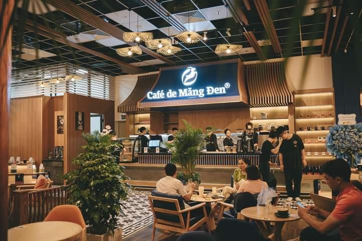 Bên cạnh đó, không thể thiếu sự góp mặt của những nhà hàng: Quán Nhậu Tự Do, Cafe de Măng Đen.. mang đậm nét văn hóa ẩm đặc trưng của Việt Nam.