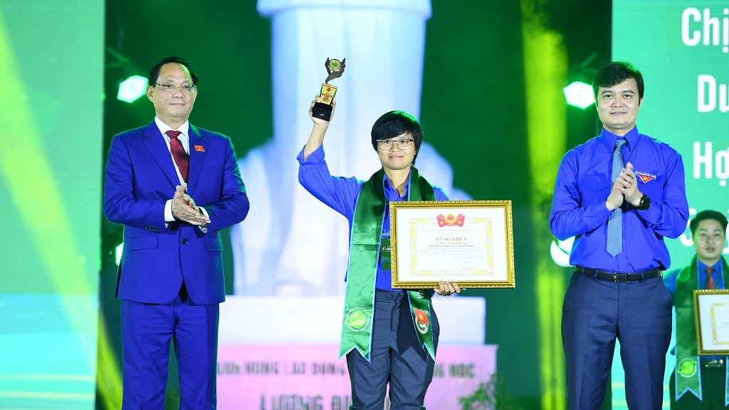 Chị Trần Thị Quỳnh Vân được trao tặng giải thưởng Lương Định Của năm 2023