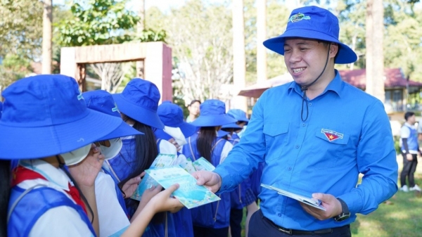 Chạm vào thiên nhiên để thấy hơn một nụ cười của trẻ