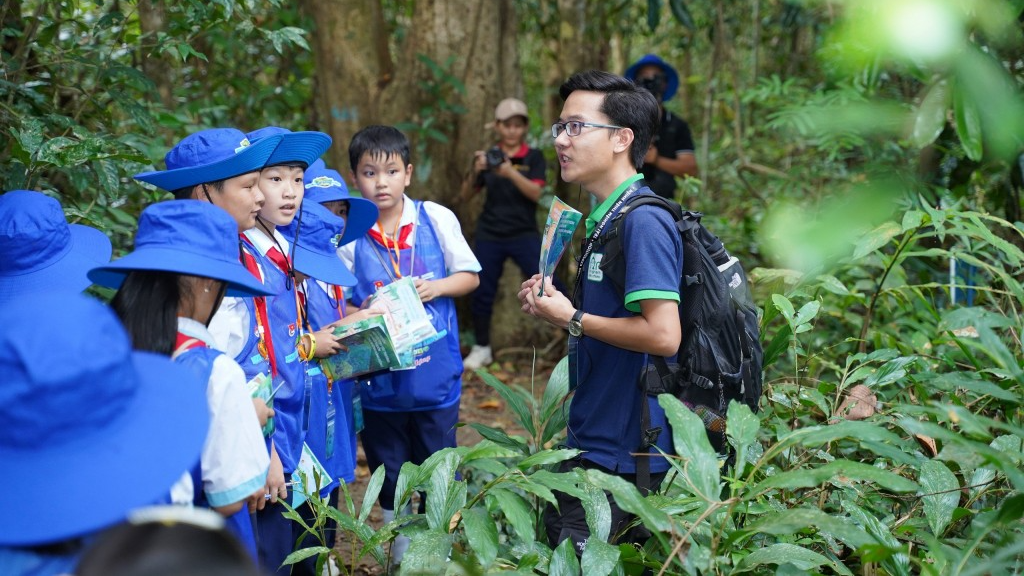 Học sinh hào hứng tham gia hành trình bảo vệ môi trường