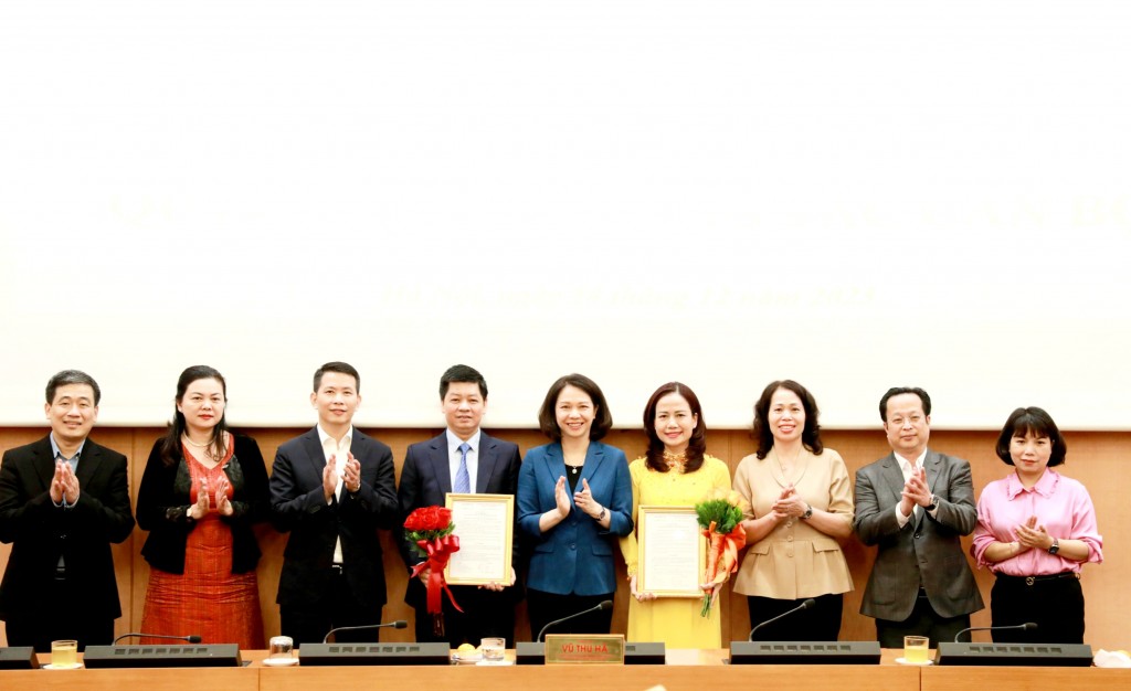 Phó Chủ tịch UBND TP Vũ Thu Hà trao Quyết định và tặng hoa chúc mừng 2 Phó Giám đốc Sở GD&ĐT Hà Nội