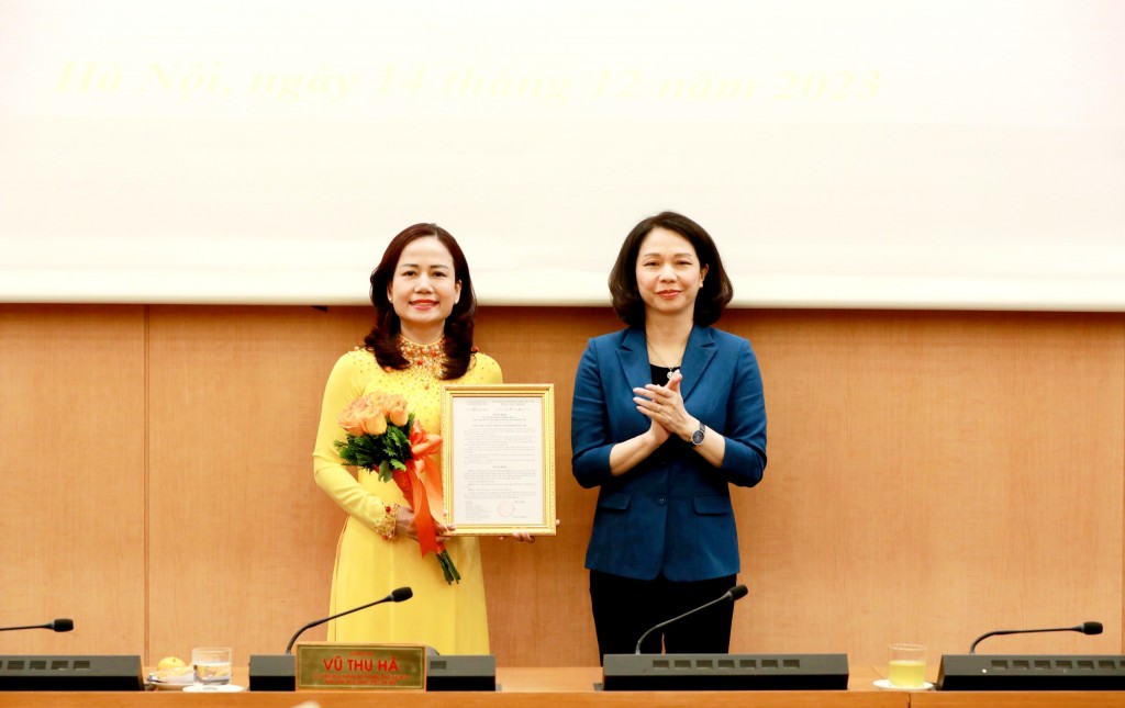 Phó Chủ tịch UBND TP Vũ Thu Hà trao Quyết định và tặng hoa chúc mừng đồng chí Vương Hương Giang
