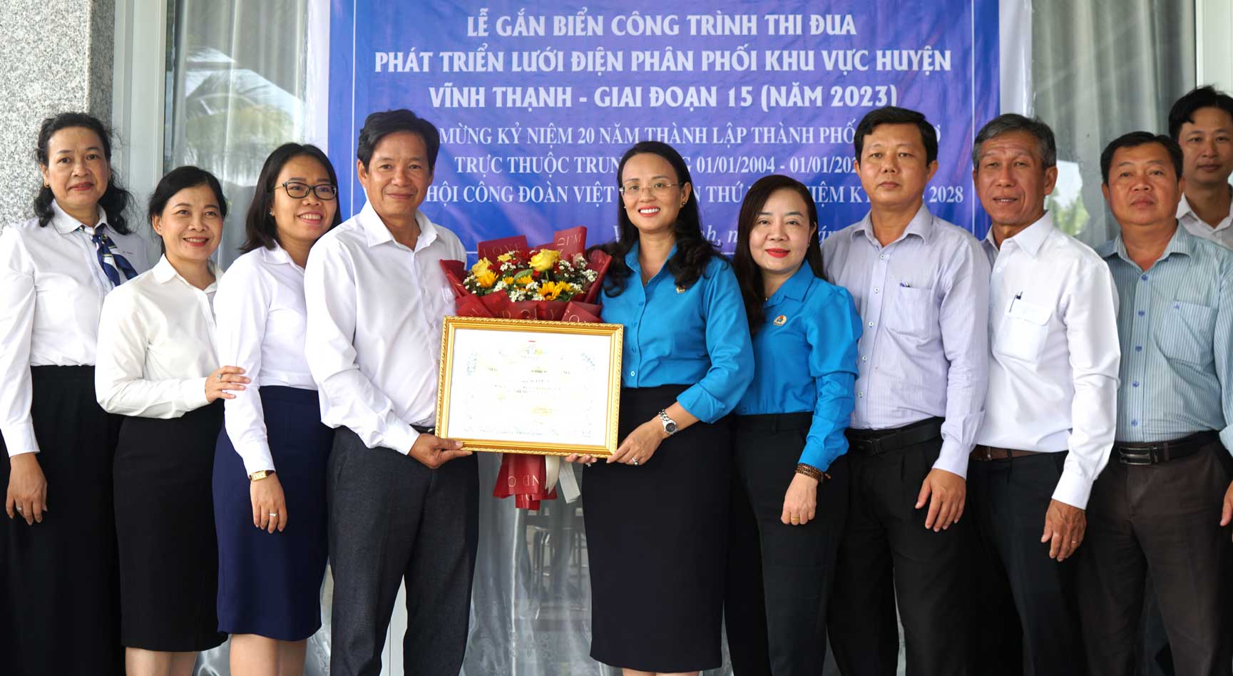 Gắn biển công trình hơn 8 tỷ đồng chào mừng Đại hội XIII Công đoàn Việt Nam