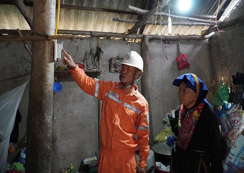 Công nhân Điện lực Ba Chẽ sửa chữa điện cho hộ nghèo nhân Tháng Tri ân khách hàng năm 2022