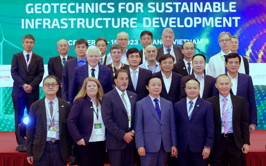 Phó Thủ tướng Trần Hồng Hà và các diễn giả chính tại Hội nghị GEOTECH HANOI 2023 - Ảnh: VGP/MK