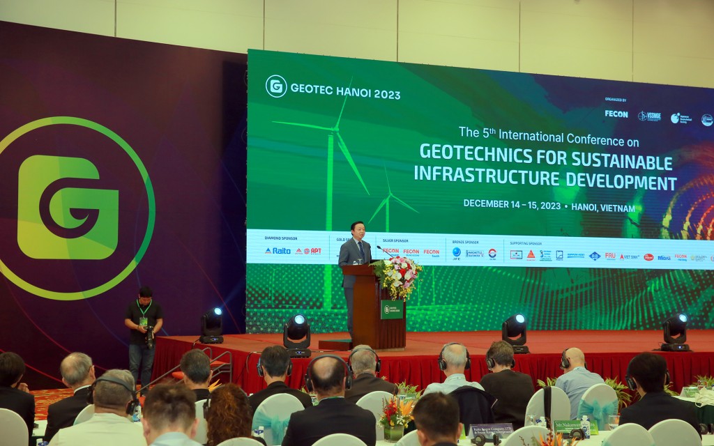 Phó Thủ tướng Trần Hồng Hà nhấn mạnh vai trò tiên phong của các doanh nghiệp trong chuyển hoá các kết quả nghiên cứu về địa kỹ thuật thành những giải pháp thi công trong thực tiễn - Ảnh: VGP/Minh Khôi