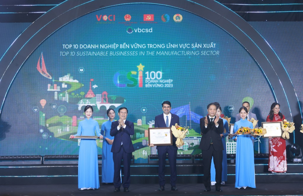 Ông Peeyush Sharma, Tổng Giám đốc Công ty TNHH Nước giải khát Coca‑Cola Việt Nam (giữa) nhận chứng nhận Coca-Cola Việt Nam đạt Top 3 công ty bền vững nhất Việt Nam năm 2023