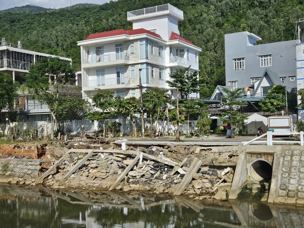 Điểm sạt lở trên, trước số nhà 75  đường Lương Hữu Khánh, thuộc phường Thọ Quang, quận Sơn Trà.