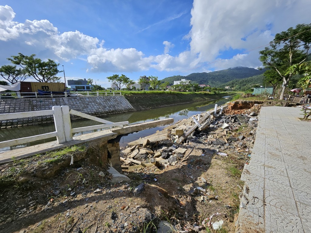 Người dân kiến nghị cần khắc phục sớm điểm sạt lở để bảo đảm an toàn giao thông cho người dân