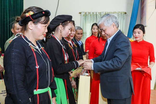 Chủ tịch UBTƯ MTTQ Việt Nam Đỗ Văn Chiến tặng quà cho hộ nghèo tỉnh Vĩnh Phúc