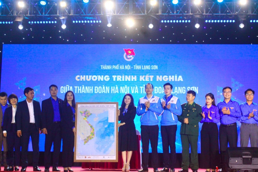 Đồng chí Chu Hồng Minh, Ủy viên BTV Trung ương Đoàn, Thành ủy viên, Bí thư Thành đoàn Hà Nội cùng các đồng chí Thường trực Thành đoàn Hà Nội Đồng chí Chu Hồng Minh, Ủy viên BTV Trung ương Đoàn, Thành ủy viên, Bí thư Thành đoàn Hà Nội cùng các đồng chí Thường trực Thành đoàn Hà Nội