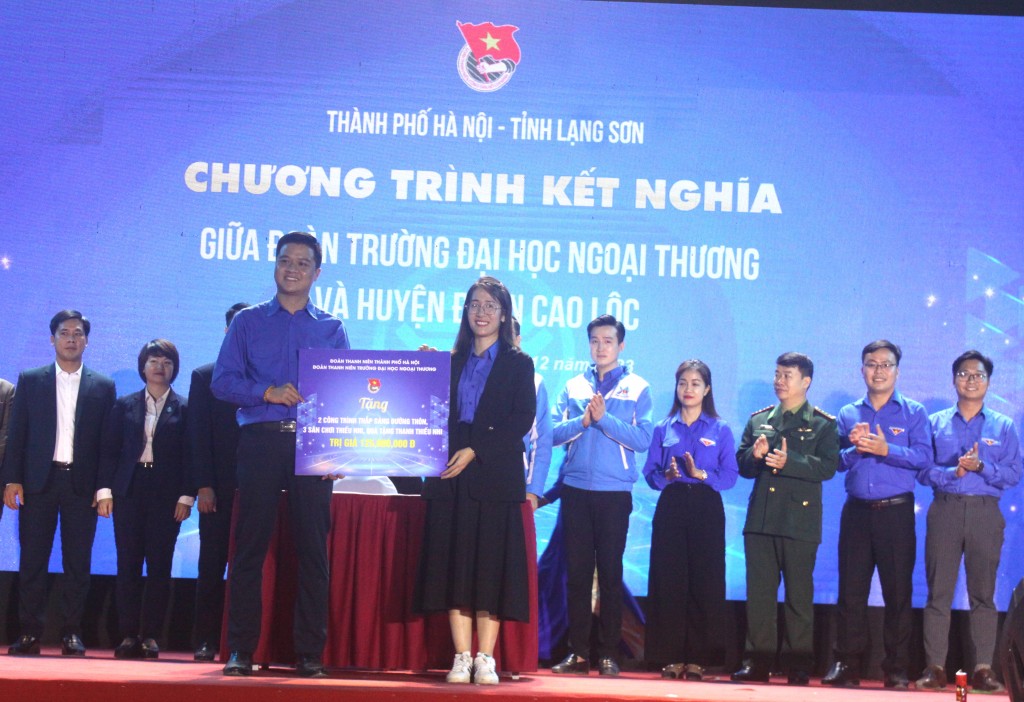 Các đơn vị trực thuộc Thành đoàn Hà Nội ký kết nghĩa và trao quà tới các đơn vị thuộc Tỉnh đoàn Lạng Sơn