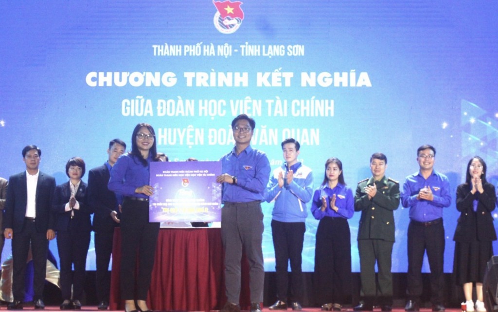 Tại chương trình, đã diễn ra nội dung ký kết Chương trình phối hợp giữa Tỉnh đoàn Lạng Sơn và Thành đoàn Hà Nội; giữa Hội Sinh viên Việt Nam tỉnh Lạng Sơn và Hội Sinh viên Việt Nam thành phố Hà Nội; giữa cụm đoàn số 6 khối trường học Thủ đô với Đồn biên phòng Ba sơn, giữa Đoàn trường giao thông vận tải và Huyện đoàn Chi Lăng, giữa Đoàn TN Học viện Tài Chính và Huyện đoàn Văn Quan; giữa Đoàn trường ĐH Ngoại thương và Huyện đoàn Cao Lộc Tại chương trình, đã diễn ra nội dung ký kết Chương trình phối hợp giữa Tỉnh đoàn Lạng Sơn và Thành đoàn Hà Nội; giữa Hội Sinh viên Việt Nam tỉnh Lạng Sơn và Hội Sinh viên Việt Nam thành phố Hà Nội; giữa cụm đoàn số 6 khối trường học Thủ đô với Đồn biên p