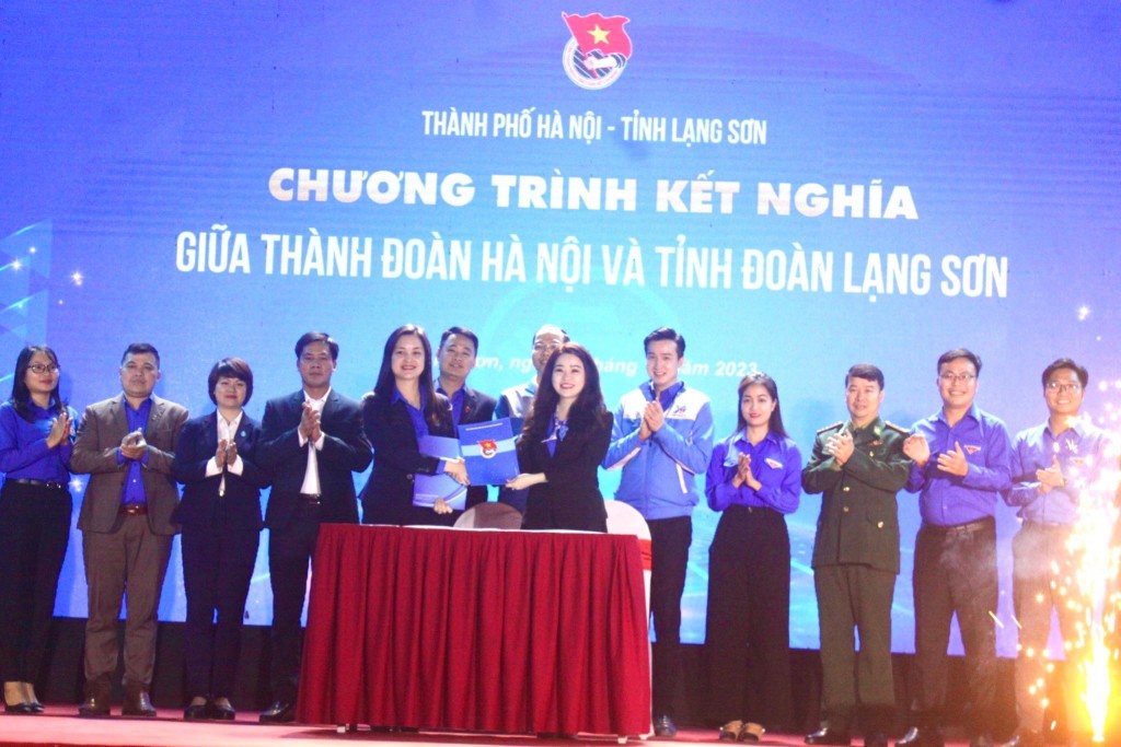 Lãnh đạo Thành đoàn Hà Nội và Tỉnh đoàn Lạng Sơn ký biên bản 