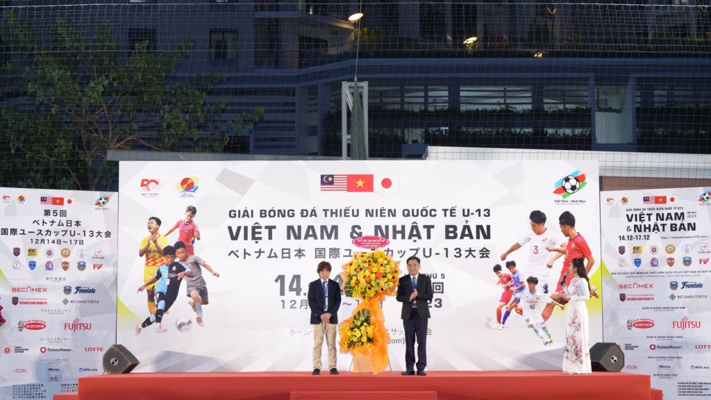 Ông Nguyễn Lộc Hà – Phó Chủ tịch UBND tỉnh Bình Dương (bên phải) tặng lẵng hoa chúc mừng BTC giải