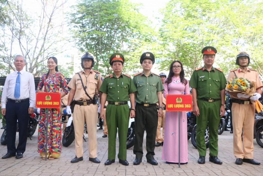 Lãnh đạo TP Hồ Chí Minh tặng hoa cho Công an TP Hồ Chí Minh nhân lễ ra quân