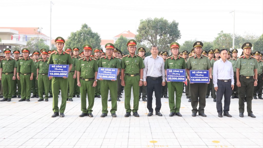 Công an tỉnh Tây Ninh tổ chức Lễ ra quân tấn công, trấn áp tội phạm. (Ảnh: Võ Tùng)