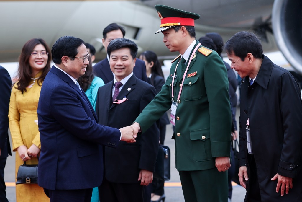 Cán bộ, nhân viên Đại sứ quán và đại diện cộng đồng người Việt Nam tại Nhật Bản đón Thủ tướng tại sân bay quốc tế Haneda - Ảnh: VGP/Nhật Bắc