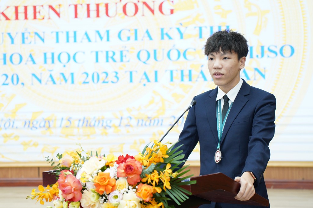 Em Hoàng Phạm Minh Khánh, học sinh Trường THCS - THPT và Newton chia sẻ tại chương trình