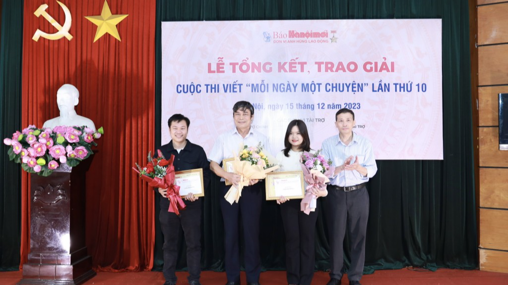 Trao giải cuộc thi “Mỗi ngày một chuyện” trên báo HàNộimới lần thứ 10