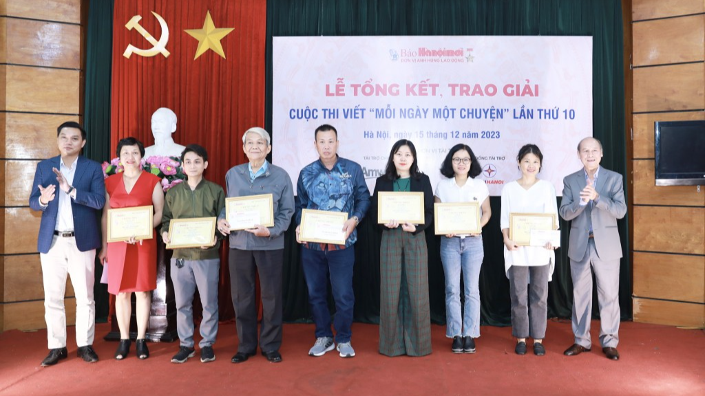 Trao giải cuộc thi “Mỗi ngày một chuyện” trên báo HàNộimới lần thứ 10