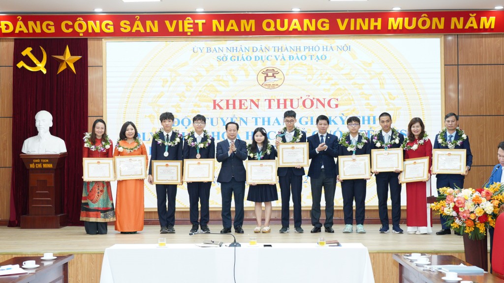Hà Nội khen thưởng 6 học sinh đạt thành tích cao kỳ thi IJSO
