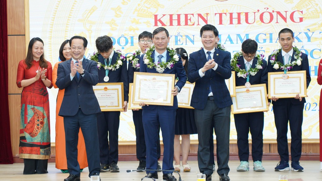 Hà Nội khen thưởng 6 học sinh đạt thành tích cao kỳ thi IJSO