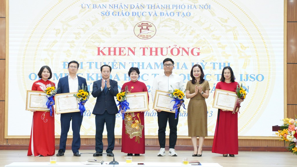 Hà Nội khen thưởng 6 học sinh đạt thành tích cao kỳ thi IJSO