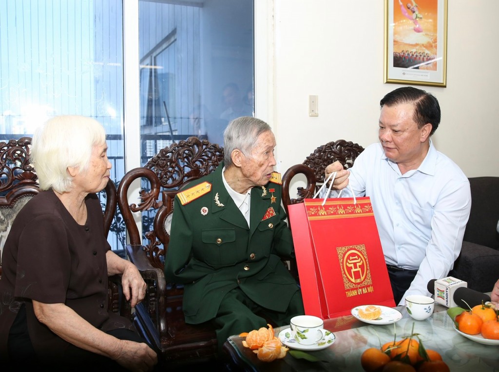 Bí thư Thành ủy Hà Nội Đinh Tiến Dũng thăm, tặng quà Anh hùng La Văn Cầu