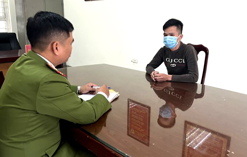 Cảnh sát lấy lời khai của đối tượng Hoàng Văn Nghĩa và Nguyễn Đức Hậu