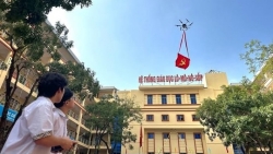 Học trò chế tạo thiết bị đưa cờ Đảng tung bay trên sân trường