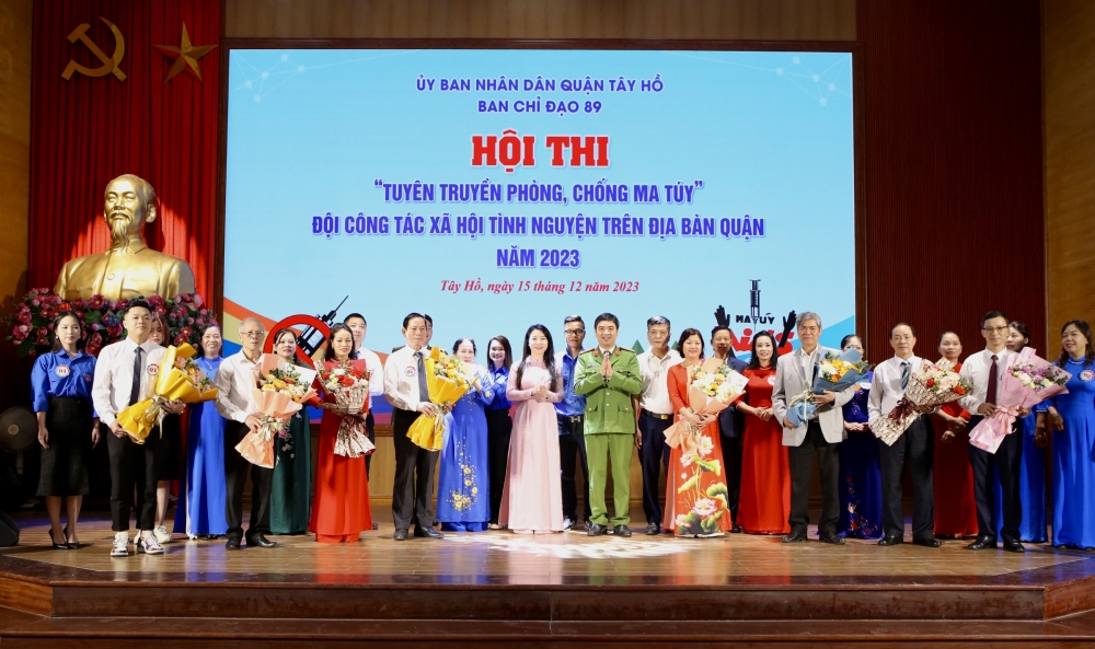 Ban Tổ chức hội thi tặng hoa cho 8 đội thi