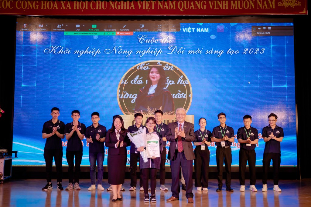 Nhóm học sinh đến từ trường THPT thành phố Lai Châu đạt giải Nhì