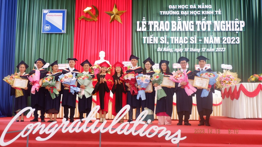 Lãnh đạo trường Đại học Kinh tế Đà Nẵng trao giấy khen cho các tân Thạc sĩ (ảnh Đ.Minh)