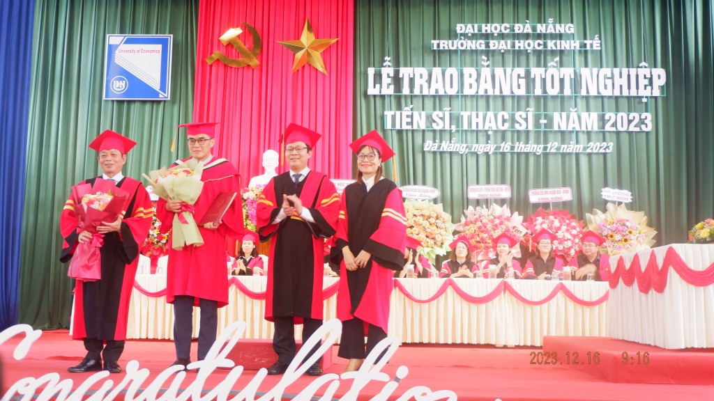 Hiệu trưởng trường Đại học Kinh tế Đà Nẵng trao bằng tốt nghiệp cho các tân Tiến sĩ (ảnh Đ.Minh)
