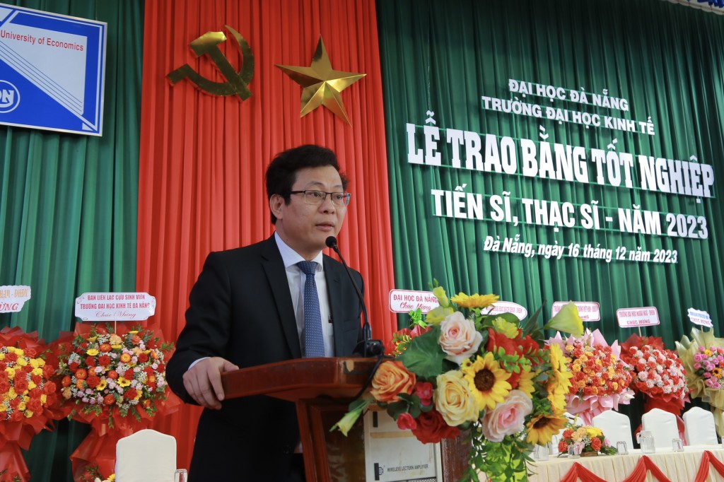 PGS.TS Lê Văn Huy, Hiệu trưởng trường Đại học Kinh tế Đà Nẵng chúc mừng các tân Tiến sĩ, Thạc sĩ (ảnh Đ.Minh)